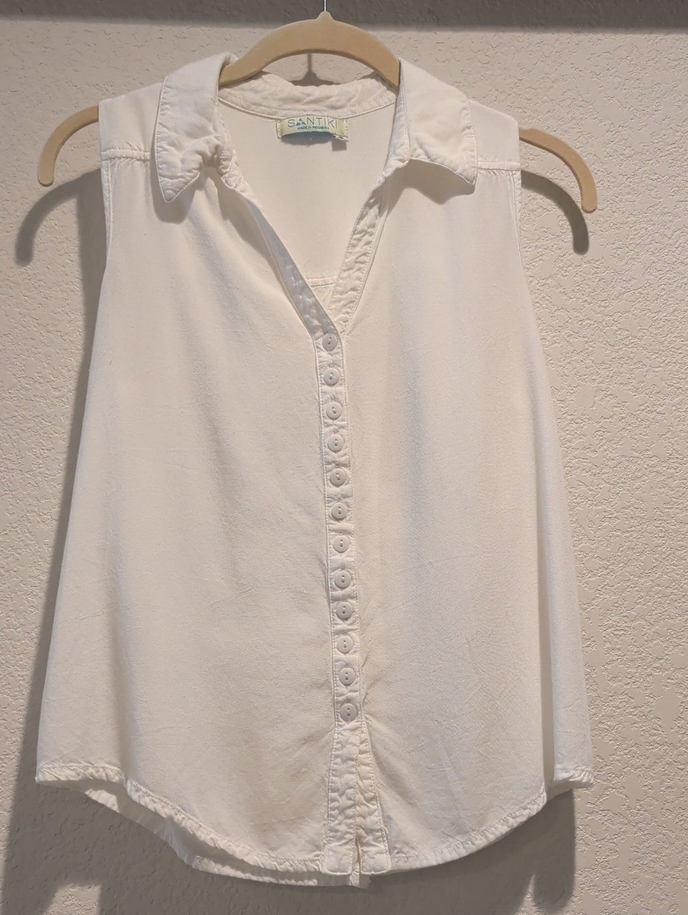 Santiki Sleeveless White Button-Front Collared Blouse